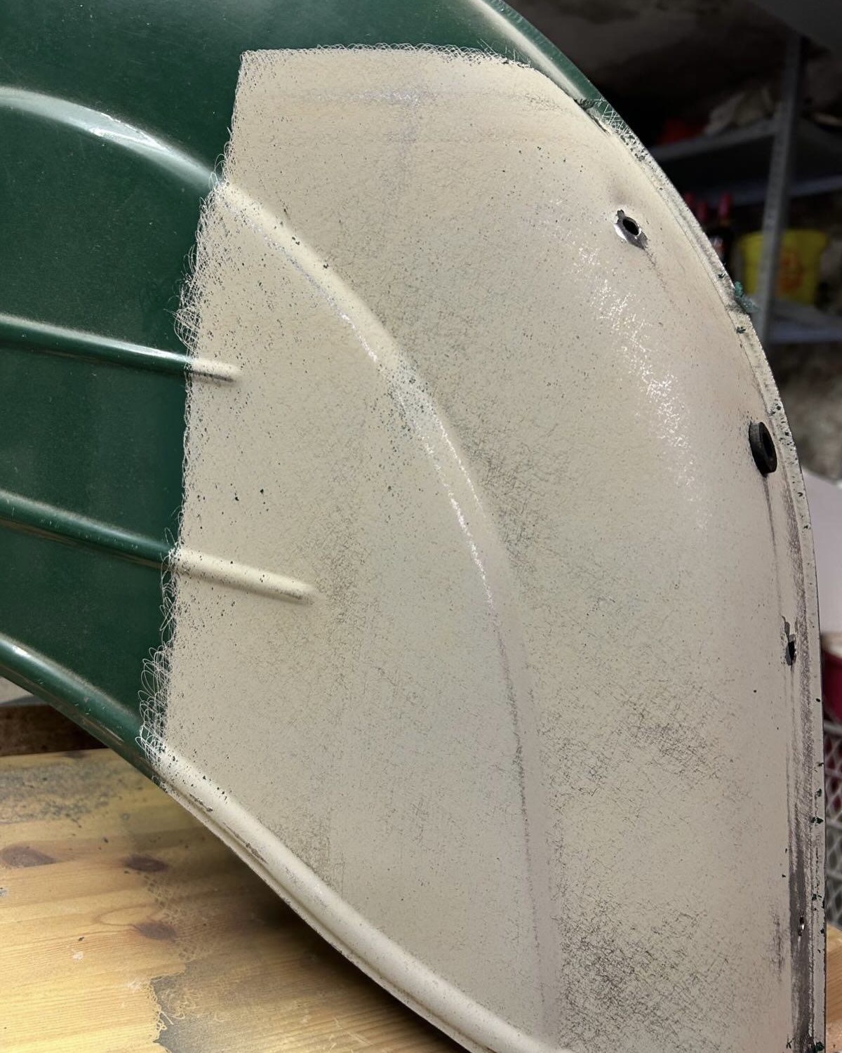 Laserreinigung eines Fahrzeugteils mit sichtbarem Materialabtrag