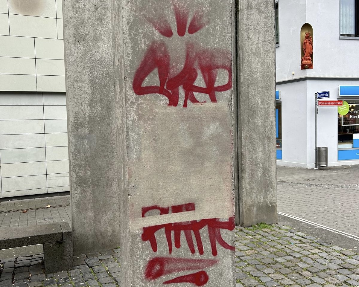Graffitientfernung an einer Beton- oder Metallfläche durch Laserreinigung
